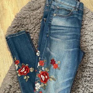 Express jeans size 6. EUC. Floral detail